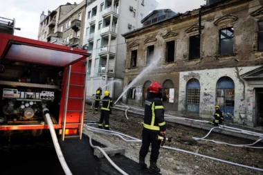 (FOTO) Požar u centru Beograda! Gori objekat u Savskoj kod MUP-a