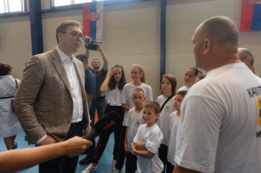 Vučić u Sivcu: Dobijate 2 fabrike za preradu vode, kanalizaciju i veće plate