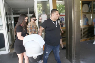 Darko izveo Marinu i sina iz porodilišta: Hramajući nosio nosiljku dok su mu pomagali!