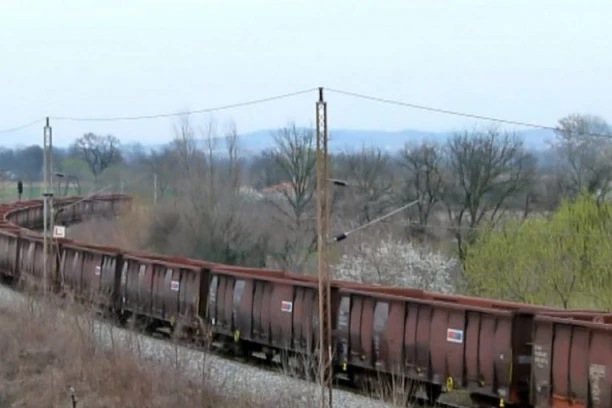 VOZ UDARIO AUTOMOBIL KOD NIŠKE BANJE! Tri osobe povređene