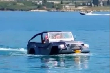 (VIDEO) ODAKLE IZLETE OVO ČUDO?! Džipom "ispuzali" iz mora na plažu!