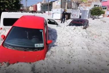 (VIDEO) Ovo nikad niste videli! Temperatura 30 stepeni, a grad okovan ledom!