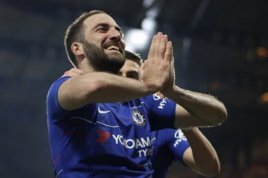 (FOTO) Navijači Juventusa u transu kada su videli koliko se Iguan udebljao: Izgleda kao Toni Soprano