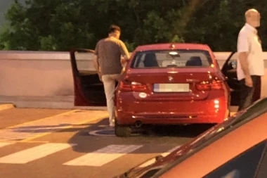 (FOTO) BAHATO DO KOSKE! Lečić se parkirao na mestu za invalide!