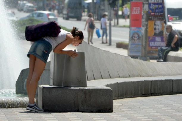 KAKO PREŽIVETI PAKLENE VRUĆINE: Ovo nikako ne radite, preti vam rizik od MOŽDANOG UDARA ili INFARKTA!
