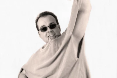 ZNAČENJE POZNATOG OBIČAJA: Zašto novopečenim tatama cepamo majice?