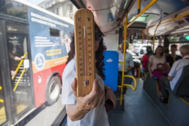 U BEOGRADU JUTROS U 5 ČAK 16 STEPENI! Letnja noć donela DVE MUKE: Evo o čemu se od ranog jutra govori u JAVNOM PREVOZU!