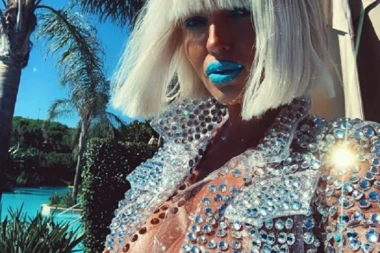 (FOTO) BOGINJA! Džungla na telu: Karleuša pokidala kombinacijom, ne znaš gde pre da gledaš!