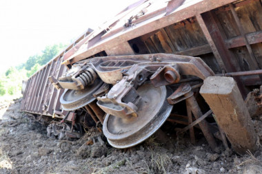 UŽAS KOD SOPOTA! Teretni voz iskliznuo iz šina, odvojilo se 6 kompozicija vagona: Železnički saobraćaj U PREKIDU!