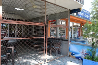 (FOTO) KATANAC NA SRPSKIM RADNJAMA NA SEVERU KOSOVA DO DALJEG: Insistira se na ukidanju taksi!