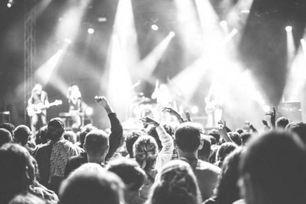 ODLUČENO JE: U Beogradu se zatvaraju klubovi i bioskopi koji primaju više od 100 ljudi!