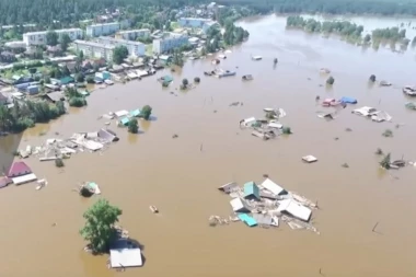(VIDEO) UŽAS U INDIJI NE JENJAVA: U poplavama stradalo više od 1.000 ljudi, a kiša i dalje pada