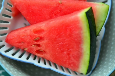 TRI TRIKA ZA PREPOZNAVANJE SLATKE LUBENICE: Ovakvu svi uzmamo zbog izgleda, a to znači da JOŠ nije zrela!