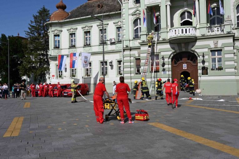 Nebojša Stefanović prisustvovao pokaznoj vežbi vatrogasaca dobrovoljaca