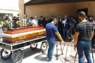 (FOTO) Vulin na sahrani Bulatovića: On je svojim životom zaslužio zahvalno sećanje, uvek je bio uz svoj narod!