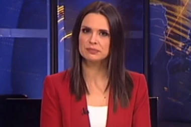 Voditeljka TV Prve zaglavljena u liftu: Rešila da "opali" selfi, a njeno izdanje bez šminke je šokantno!