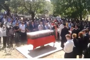 (VIDEO) Poslednji ispraćaj Momira Bulatovića: Potresne scene sa sahrane