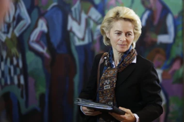 DA SMO RANIJE SPOZNALI TEŠKOĆE PROIZVODNJE VAKCINA... Fon der Lajenova UPOZORILA Uniju na scenario u kojem neće moći da SUZBIJU virus!