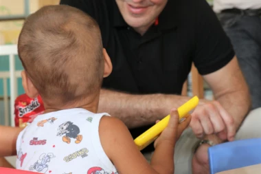 (FOTO) Ministar Ðorđević obišao napušteno dete iz Višnjice