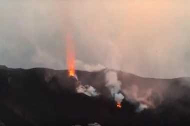 (VIDEO) Užasavajuća erupcija vulkana u Italiji: Turisti bežali u more da spasu žive glave
