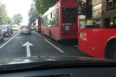 Karambol u Takovskoj: Automobil udario u trolejbus, a onda u drugo vozilo! Povređene dve osobe