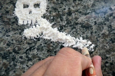 NESVAKIDAŠNJA ZAPLENA NA GRADINI: Krio ampule kokaina tamo gde je mislio da ih neće naći!