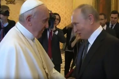 (FOTO, VIDEO) Putin se susreo sa Papom: Na sastanak kasnio skoro sat vremena