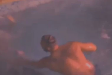 (VIDEO) Strašno, još jedno nasilje nad ženama u rijalitiju: Davili učesnicu "Parova" u bazenu!