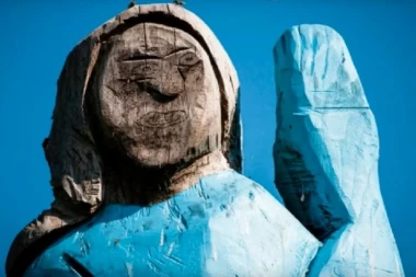 Ljudi šta je ovo? Smešan ili žalostan pokušaj statue Melanije Tramp