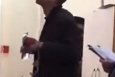 (VIDEO) KAKO LI SE ON SAMO PROVODI U POLICIJSKOJ STANICI! Ko kaže da tamo nema zabave?