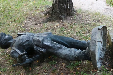 VANDALI NA DELU: Ispred Sportskog centra "Šumice" isečen i bačen spomenik od 200 kilograma