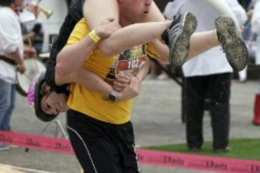 Povedi svoju ili ukradi tuđu ženu i na leđa, pa trk na takmičenje: Litvanci pobedili u "nošenju supruge"