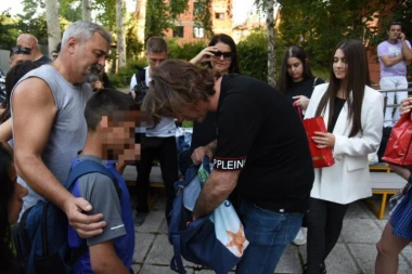 Željko Mitrović obradovao decu iz Zvečanske: Oko 70 štićenika večeras kreće na more, a dobili su i džeparac i paketiće