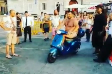 (VIDEO) Lud, luđi, Mario Baloteli:  Platio čoveku da sa motorom skoči u more!