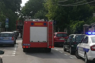 DRAMA U MLADENOVCU: Komšije nisu videle ženu danima, pa zvale nadležne - policija i vatrogasci odmah izašli na teren (FOTO)