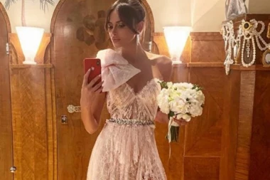 Emina u venčanici i sa bidermajerom, a on u odelu: Pevačica se udala za milijardera?!