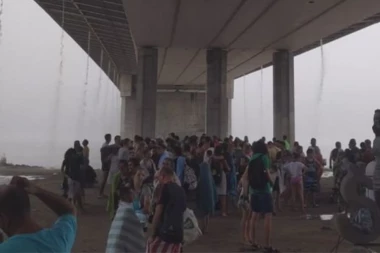 Drama u Novom Sadu! Nevreme pomerilo festival! Posetioci se od oluje krili ispod mostova, na tvrđavi puklo drvo