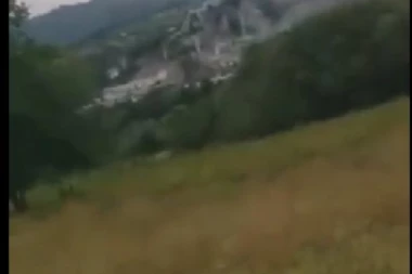 (VIDEO) Cela Surudlica se guši u dimu: Gori fabrika Knauf