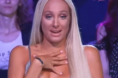 (18+) BRUTALNO EKSPLICITNA FOTOGRAFIJA! Luna pokazala skroz golo izdepilirano međunožje, SVE SE VIDI!