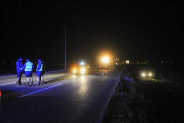 TEŠKA SAOBRAĆAJKA KOD TOPOLE: Prešao u suprotnu traku i direktno se zakucao u drugo vozilo!