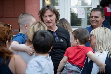 VOLIM VAS KLINCI MNOGO! Željko posetio decu iz Zvečanske na letovanju i uputio im emotivnu poruku!