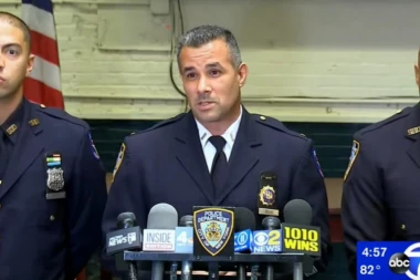 (VIDEO) Suze same kreću: Policajci uhvatili ženu u krađi, a onda joj platili račun jer je gladna