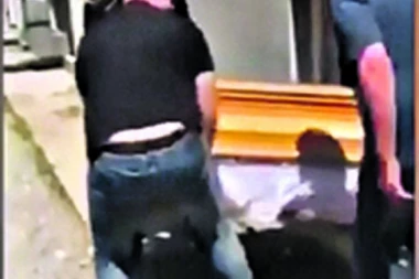 (VIDEO) Užasan prizor u požarevačkoj bolnici: Mrtve iznose kroz prozor!