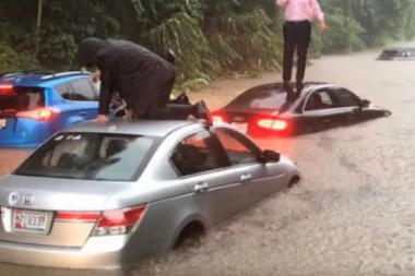 (VIDEO, FOTO) Kiša kakva se ne pamti: U Vašingtonu poplave blokirale ulice, ugrožena i Bela kuća