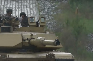 POČINJE LOV NA ABRAMSE: Prvi američki tenk primećen u Ukrajini kako VIRI IZA ŽBUNA!