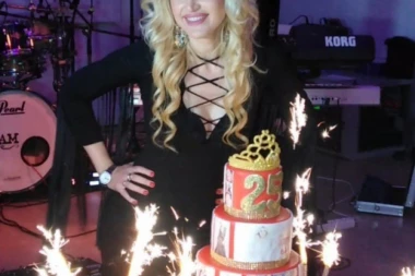 (FOTO) Proslavila 25. godina karijere: Jovana Tipšin okupila pola estrade!