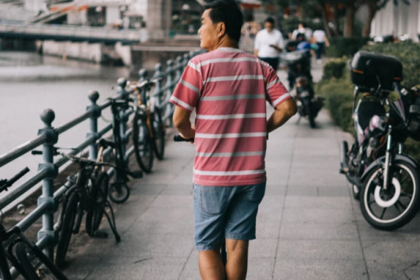 GLAVNE NAPASTI GRADSKIH TROTOARA: Trotinetaši više neće juriti, novi zakon odredio MAKSIMALNU BRZINU vožnje