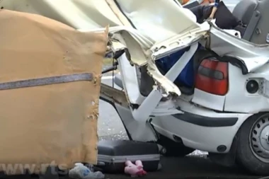 Težak udes u Batajnici: "Punto" posle sudara sa "audijem" odleteo stotinak metara