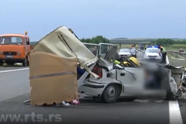 Detalji stravične nesreće kod Male Krsne: Otac i ćerka poginuli, vatrogasci sekli vozilo da izvade putnike, među njima bila i beba