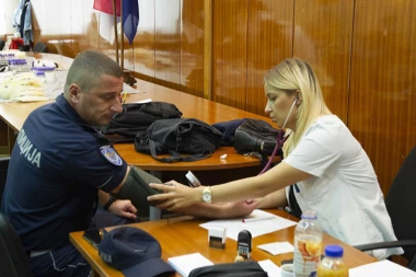 Pripadnici MUP još jednom pokazali humanost i hrabrost: Dobrovoljno su dali krv